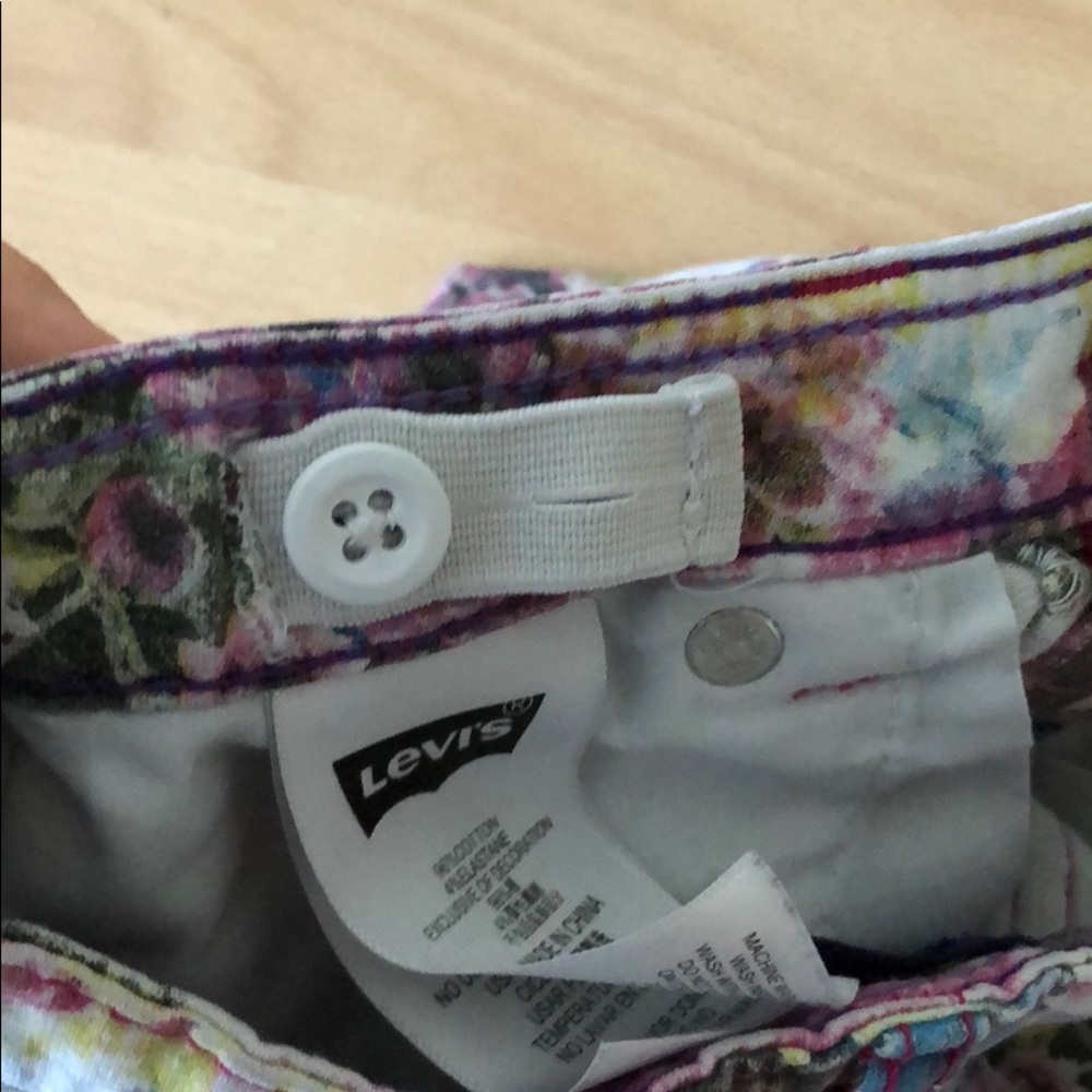 {Levi’s}- Size 8- Floral The Knit Jean - Picture 4 of 5